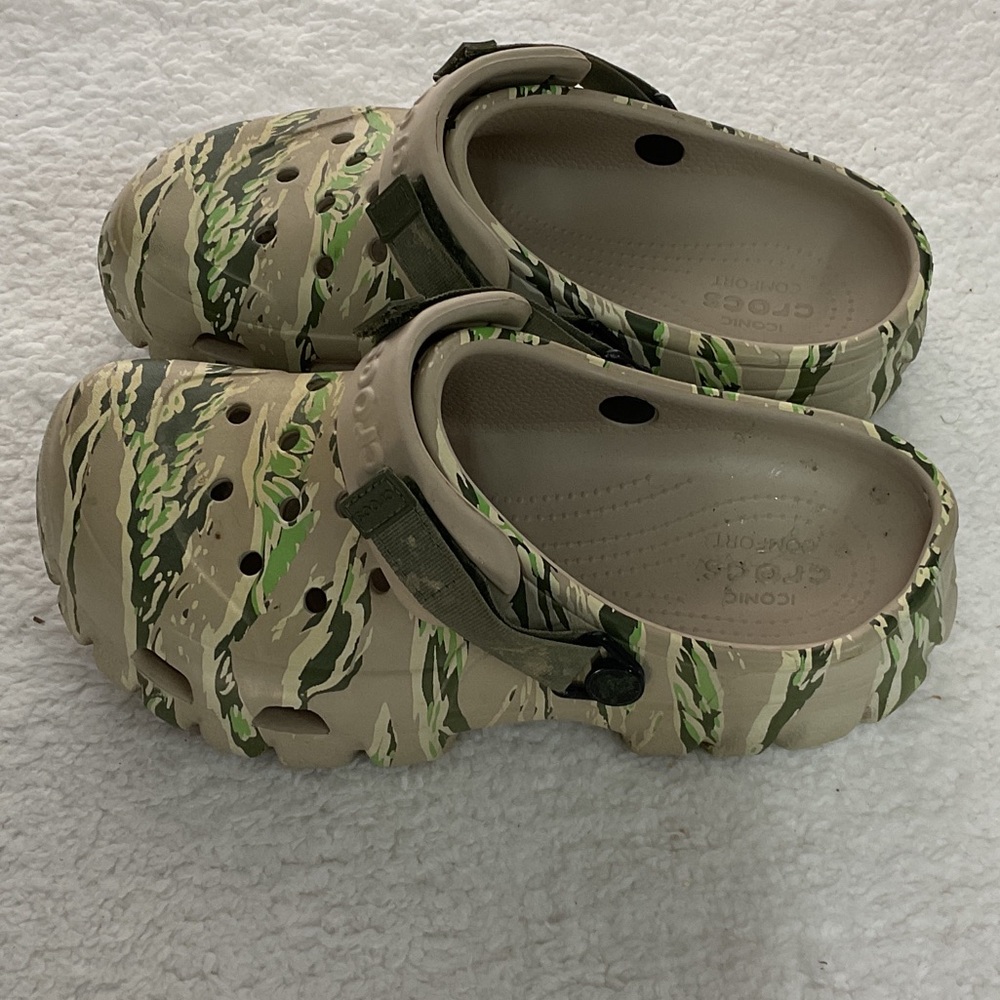CROCS men Water Shoes in Green and Tan - Picture 1 of 5